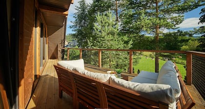 Cozy Cottage. Big Yard. Mountain Views. Pool. Ski resorts nearby.