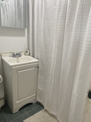 Kombination af bruser/badekar, håndklæder, Sæbe, Toiletpapir