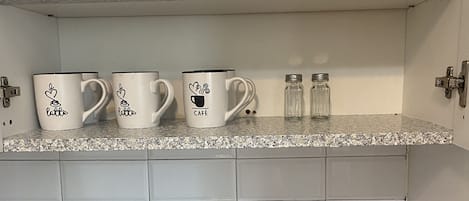 Een koelkast, een oven, een kookplaat, een koffiezetapparaat/waterkoker