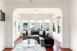 Smart TV - Centric property close to all the great things in the city (Bridgeport)