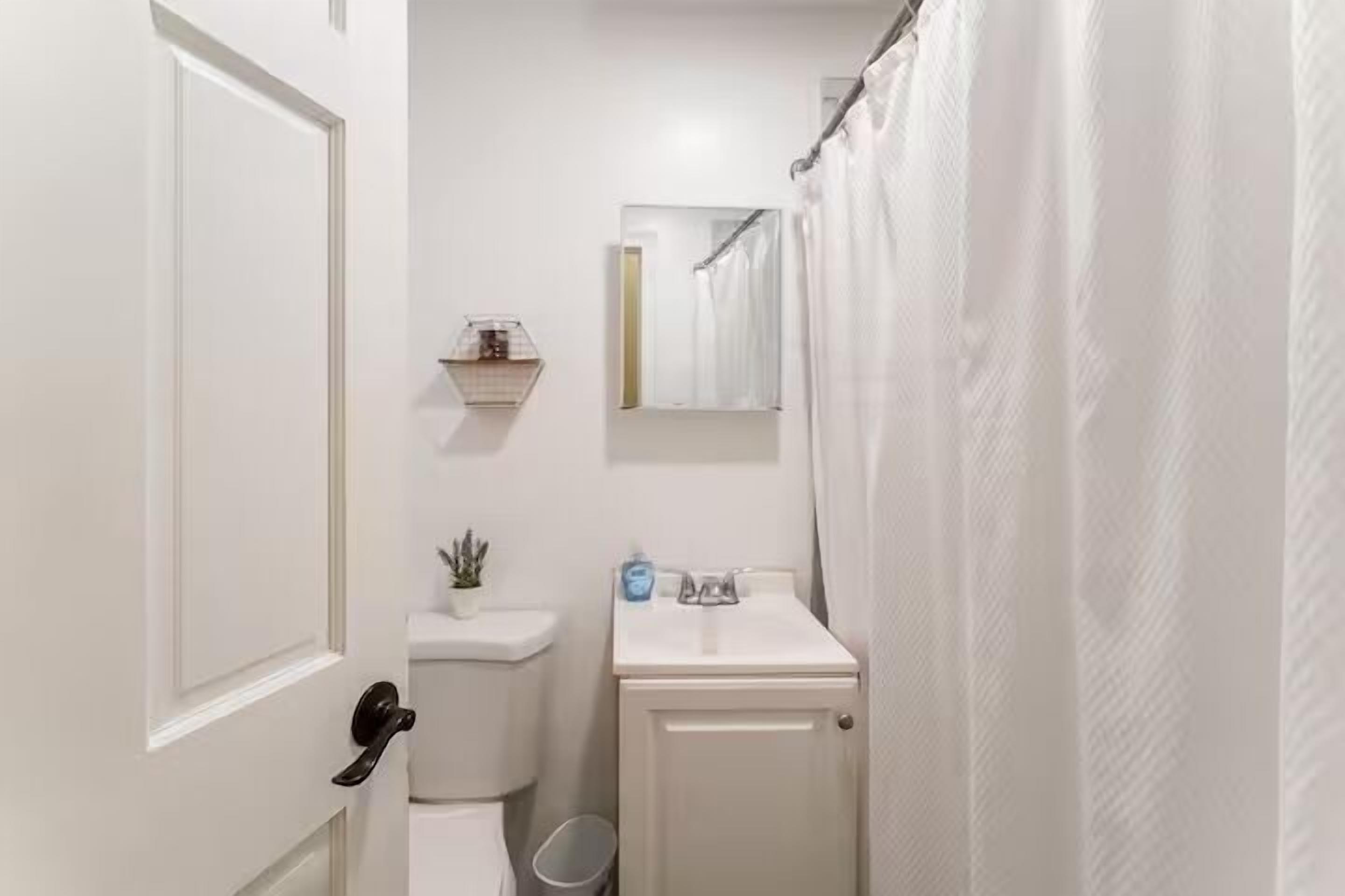 Suihkun ja ammeen yhdistelmä, pyyhkeet, saippua, vessapaperi