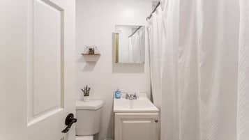 Suihkun ja ammeen yhdistelmä, pyyhkeet, saippua, vessapaperi