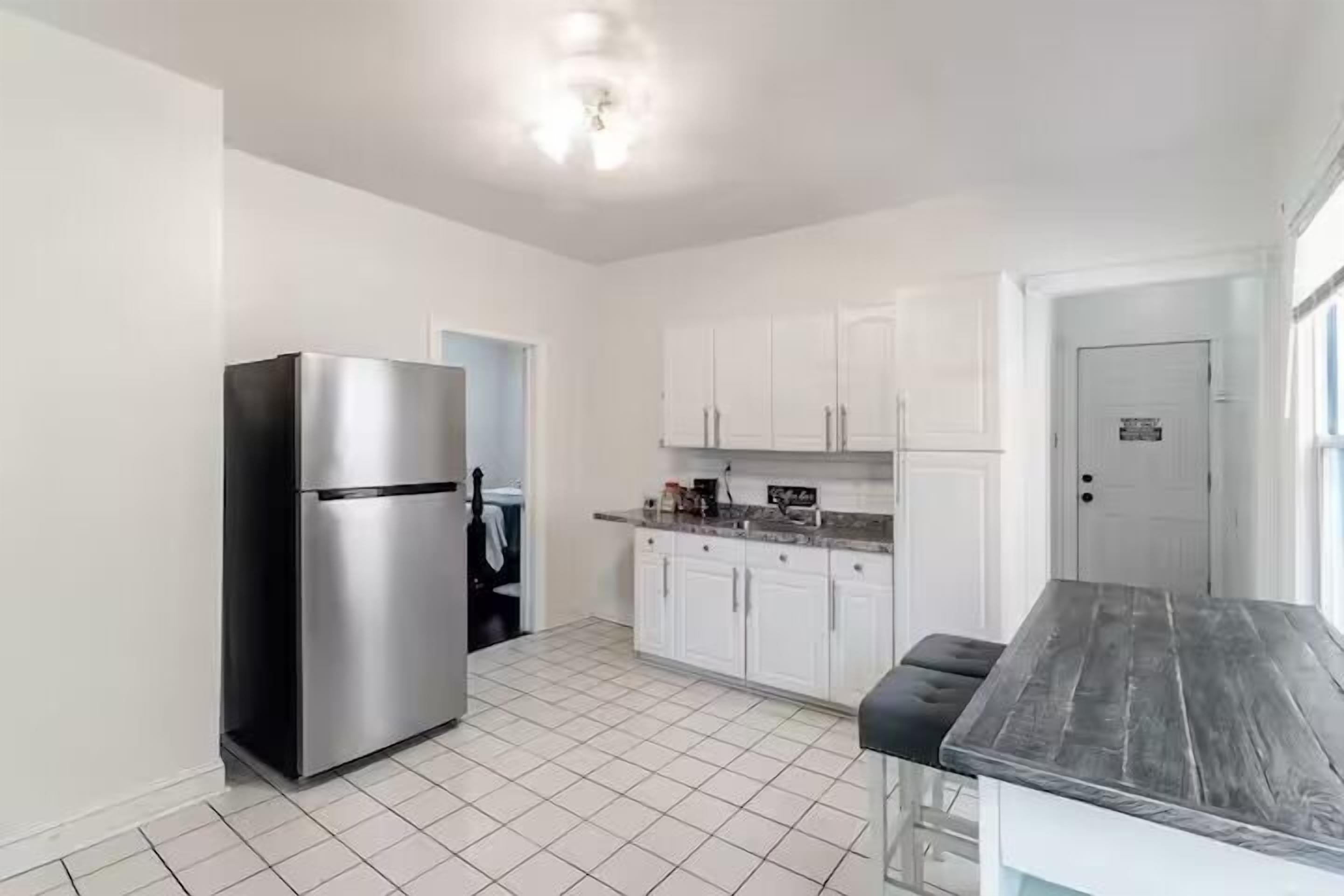 Réfrigérateur, four, plaque de cuisson, cafetière/bouilloire