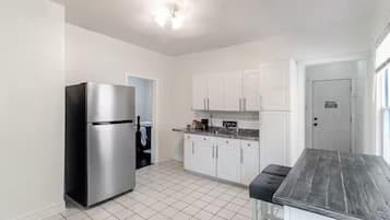 Fridge, oven, stovetop, coffee/tea maker