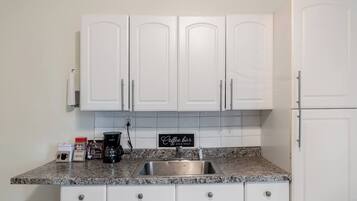 冷蔵庫、オーブン、コンロ、コーヒー / ティーメーカー