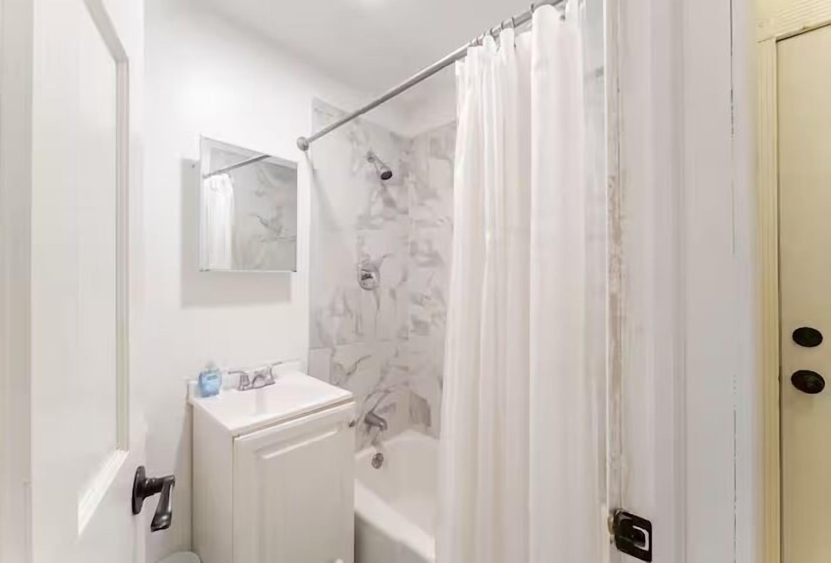 Ensemble douche/baignoire, serviettes fournies, savon, papier toilette