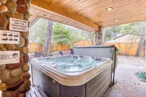 Outdoor spa tub - Luxury, Theater Room, Pool Table, Close to Town/Beach (Amber) (Westport)