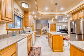 Fridge, microwave, oven, stovetop - Luxury, Theater Room, Pool Table, Close to Town/Beach (Amber) (Westport)