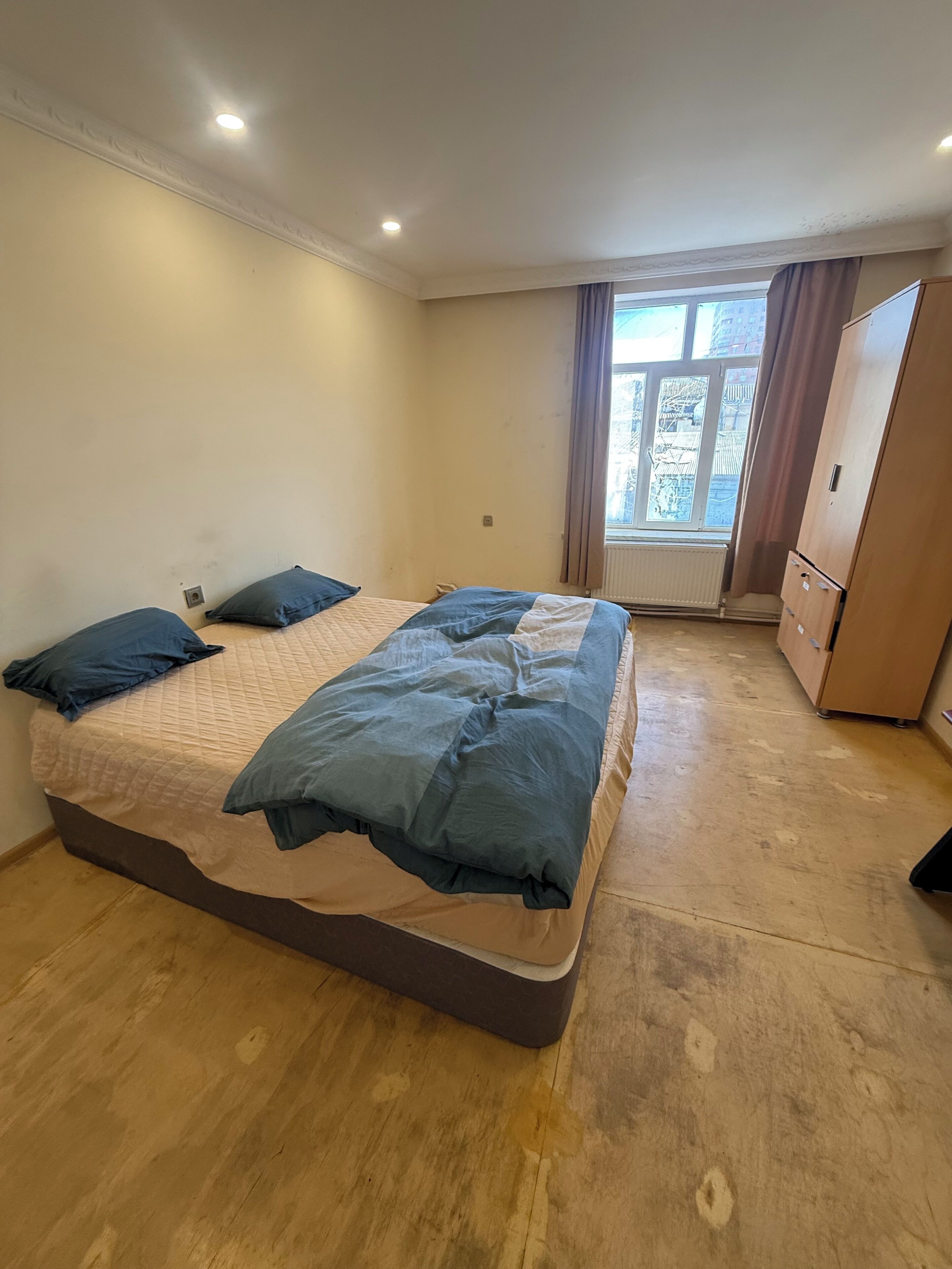 Laptop workspace, iron/ironing board, free WiFi, bed sheets