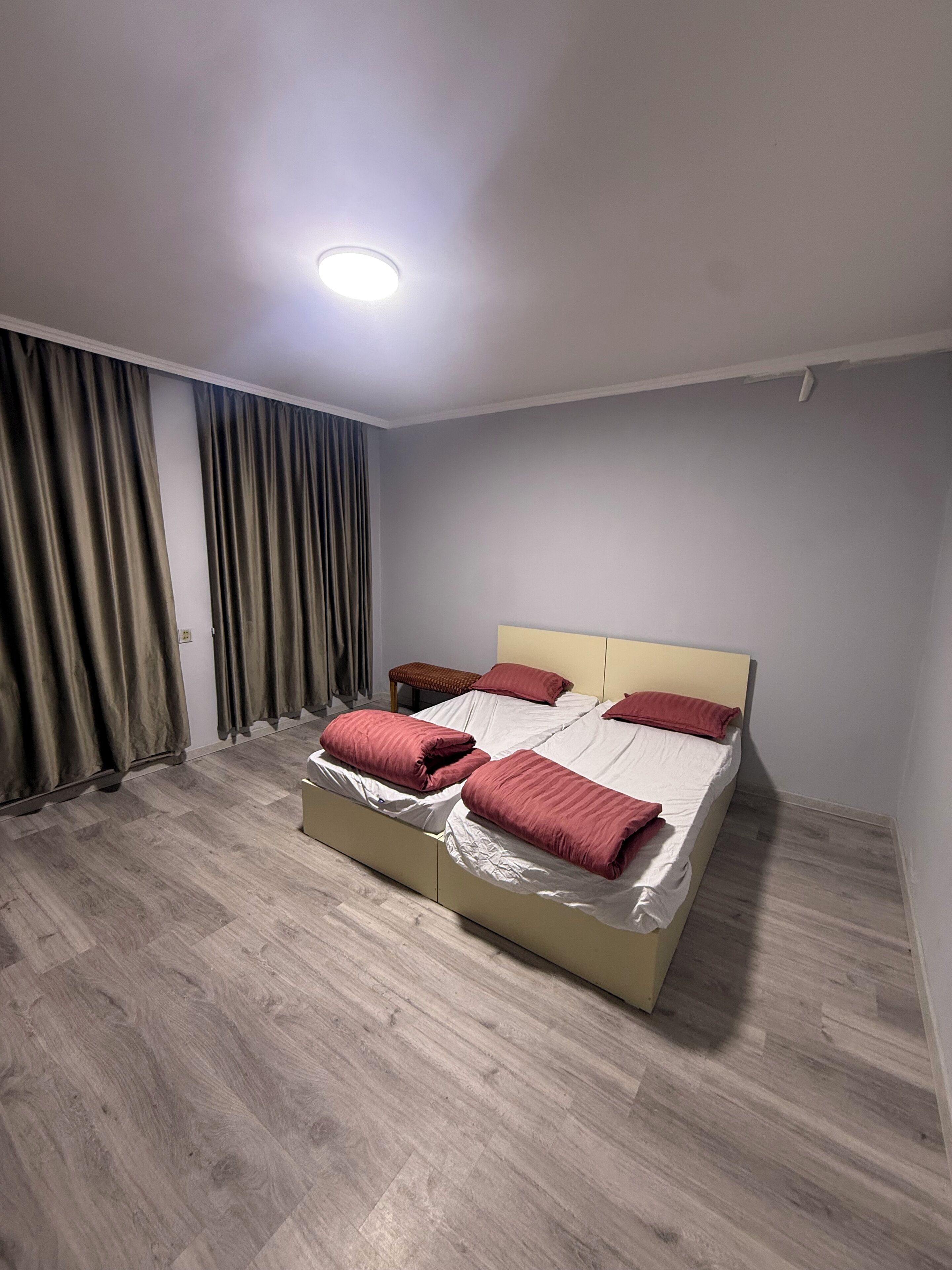 Een laptopwerkplek, een strijkplank/strijkijzer, gratis wifi, beddengoed