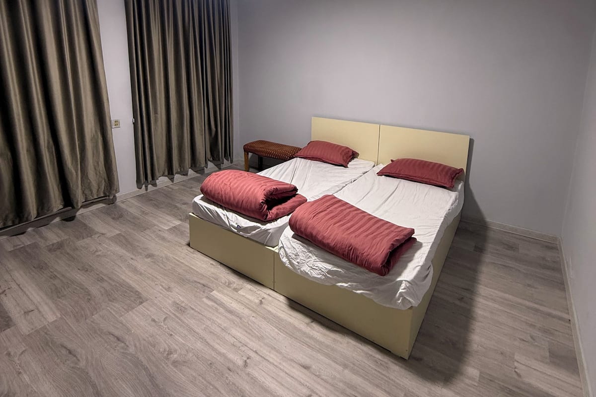 Een laptopwerkplek, een strijkplank/strijkijzer, gratis wifi, beddengoed