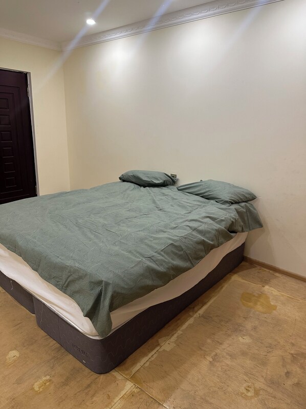 Laptop workspace, iron/ironing board, free WiFi, bed sheets
