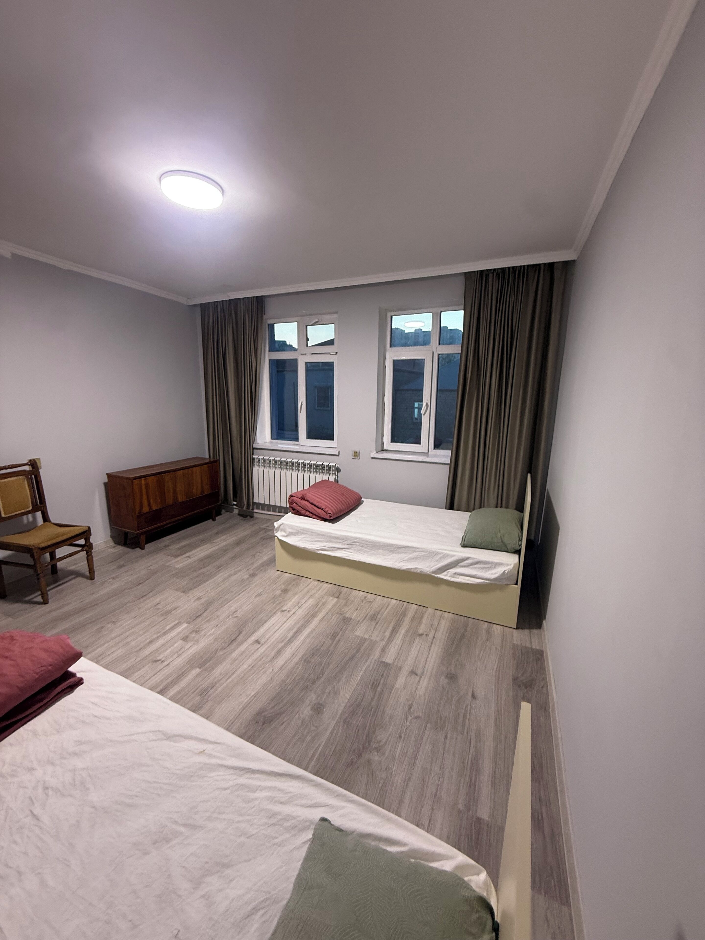 พื้นที่ทำงานแบบใช้แล็ปท็อป, เตารีด/โต๊ะรีดผ้า, Wi-Fi ฟรี, ผ้าปูที่นอน