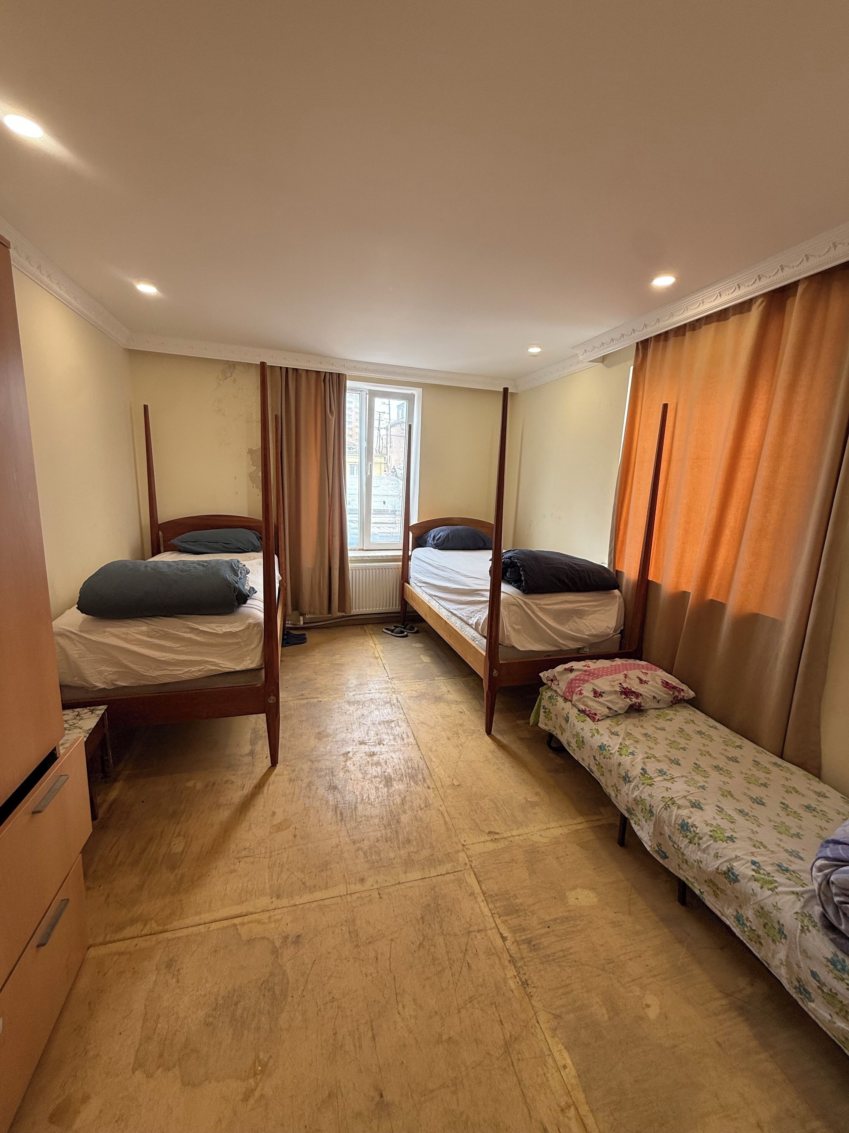 Een laptopwerkplek, een strijkplank/strijkijzer, gratis wifi, beddengoed