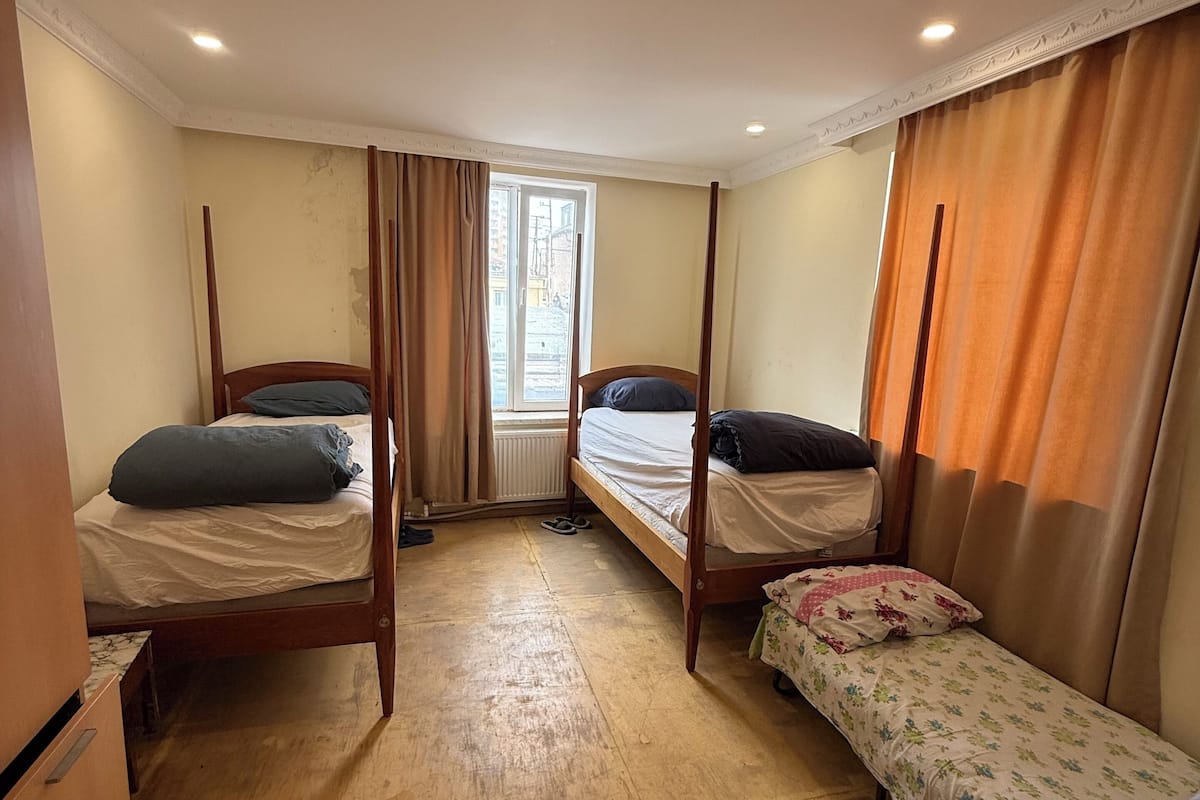 Een laptopwerkplek, een strijkplank/strijkijzer, gratis wifi, beddengoed