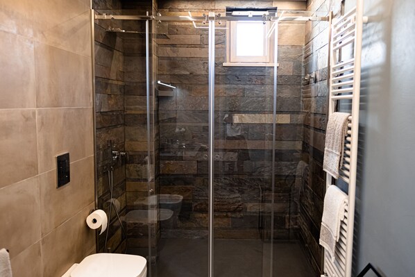 Bruser, hårtørrer, bidet, håndklæder