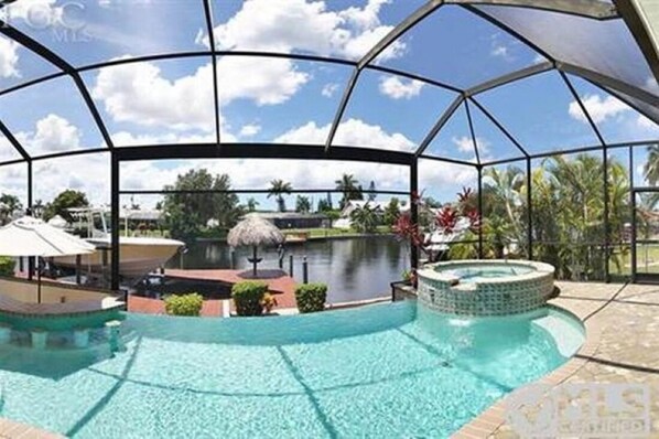 Alberca al aire libre y alberca climatizada