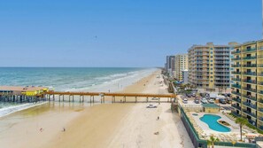 On the beach - Ocean View Suite w/ Pool, Hot Tub & Beach Access (Daytona Beach Shores)