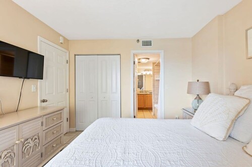 Ocean Front Condo w/ Amazing Views, Pool & Hot Tub