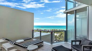 Deluxe Condo | Terrace/patio