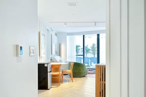 Condo Deluxe | 2 chambres, literie de qualité, coffre-fort, ameublement unique