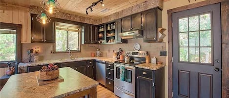 冰箱、微波炉、烤箱、炉灶