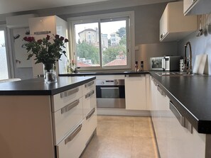 Réfrigérateur, micro-ondes, four, plaque de cuisson