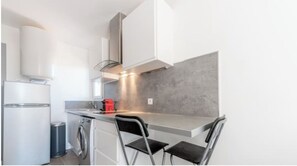Kühlschrank, Mikrowelle, Herdplatte, Wasserkocher mit Kaffee-/Teezubehör