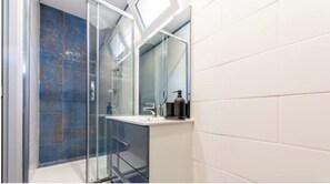 Dusche, Handtücher, Seife, Toilettenpapier