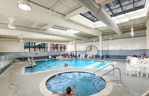 Een binnenzwembad en een buitenzwembad