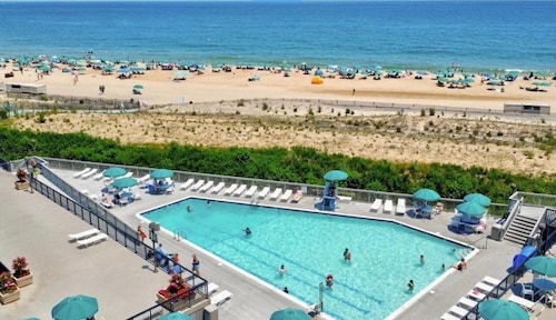 Breathtaking Ocean View, Beachfront Condo-Steps to Beach/Pools, Sea Colony East