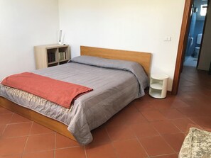 3 Schlafzimmer, Schreibtisch, Bügeleisen/Bügelbrett, kostenloses WLAN