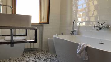 Duschwanne, Haartrockner, Bidet, Handtücher