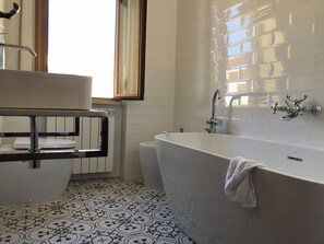 Combined shower/tub, hair dryer, bidet, towels - Central Private home,  close to all you need in Viareggio (Viareggio)
