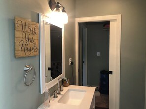 Combined shower/bathtub, hair dryer, towels, soap