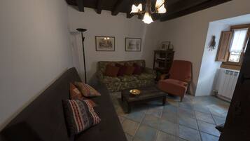 Een smart-tv, een open haard, videogames en boeken