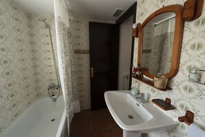 Combined shower/bathtub, hair dryer, bidet, towels - Mujika Etxea: Ideal house for families or groups of friends, Gorbeia Euskadi area (Manurga)