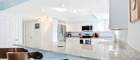 Een koelkast, een microgolfoven, een oven, een kookplaat