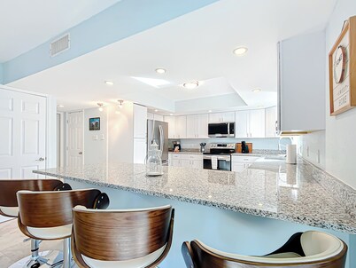 Dock • Kayaks •  Manatees • Waterfront 3/2 <2mi to Downtown • Pet Friendly