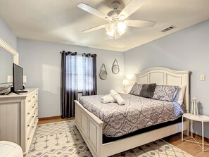 3 bedrooms, desk, iron/ironing board, free WiFi