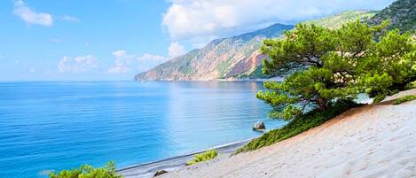 Vlak bij het strand, ligstoelen, strandlakens