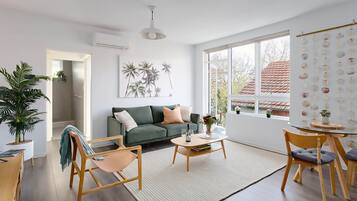 Basic Room | Living area | 40-inch TV with digital channels, Netflix, streaming services