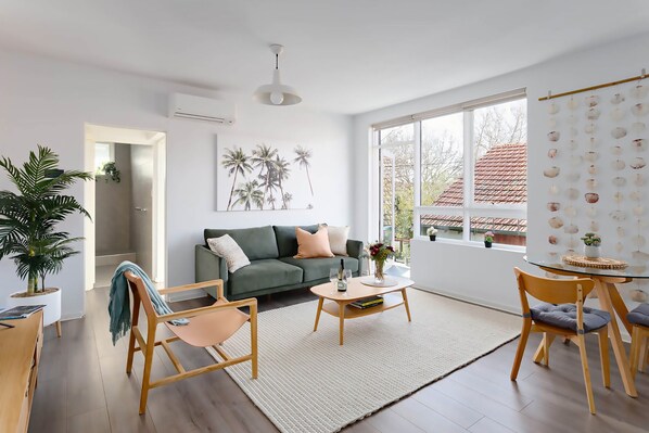 Habitación básica | Área de sala de estar | Televisión de 40 pulgadas con canales digitales y Netflix