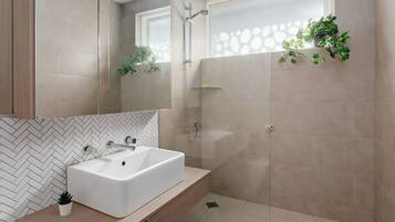 Basic Room | Bathroom | Shower, free toiletries, towels