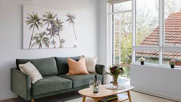 Basic Room | Living area | 40-inch TV with digital channels, Netflix, streaming services