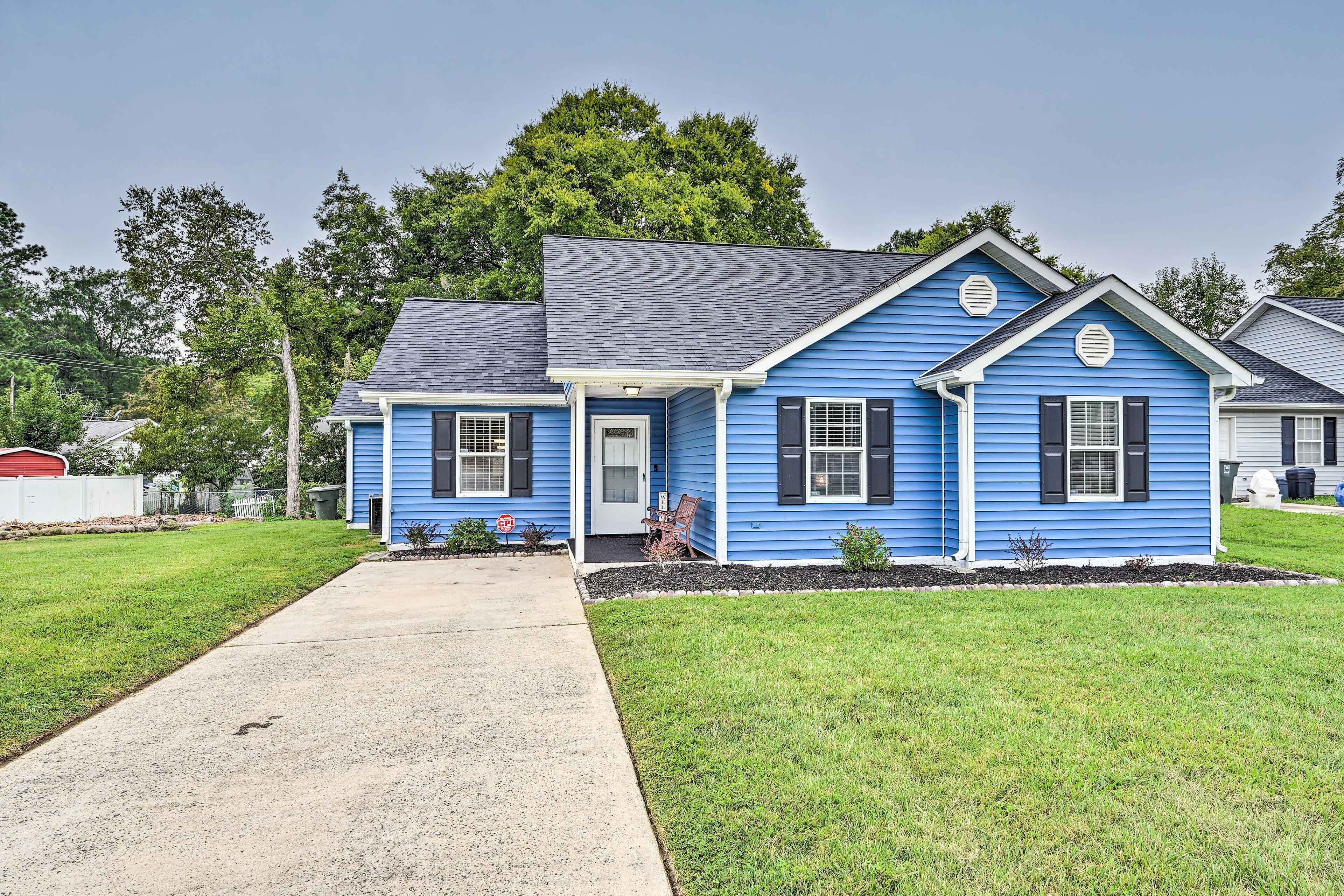 Tasteful Greensboro Haven ~ 3 Mi to Downtown!