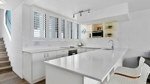 Fridge, microwave, oven, stovetop - 21/1 Quamby Place Noosa Heads (Noosa Heads)