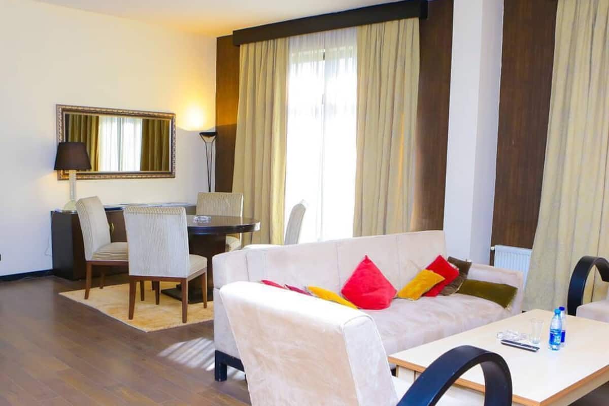 20 bedrooms, free WiFi