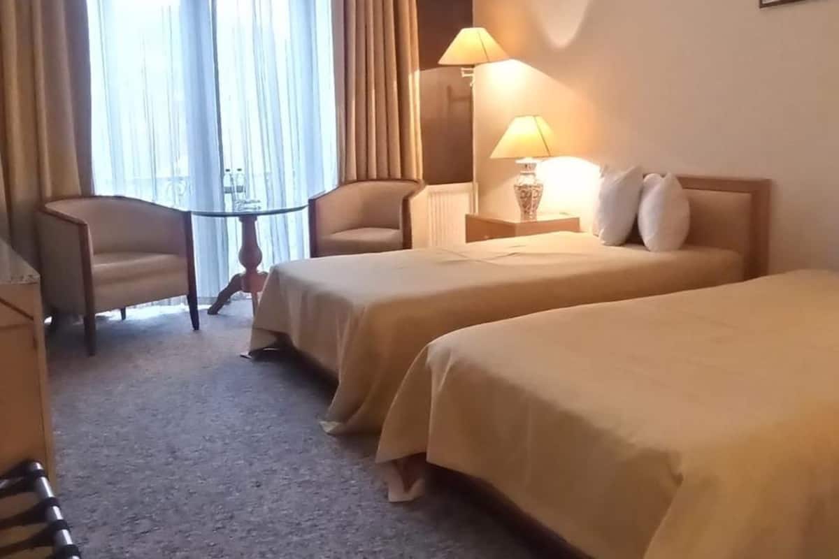 20 bedrooms, WiFi (free)