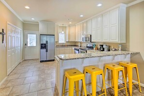 Fridge, microwave, stovetop, dishwasher - Balcony & Boat Slip: Lakefront Unit in Hot Springs (Hot Springs)